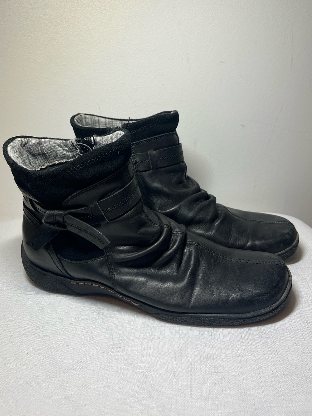 Robert Vianni Black Leather Ankle Winter Boots Collar
Lightly Lined
Size 10